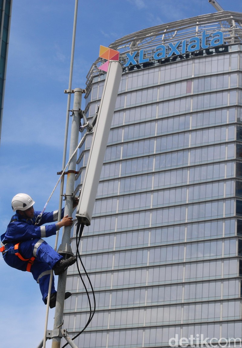 Teknisi XL Axiata memeriksa perangkat BTS di kawasan Rasuna Said, Jakarta, Senin (10/2/2020). XL Axiata Tbk berhasil meraih pendapatan sebesar Rp 25,15 trilliun atau meningkat sembilan persen dibandingkan tahun sebelumnya, yang didorong oleh peningkatan pendapatan layanan sebesar 15 persen YoY, dan pertumbuhan pendapatan tersebut melampui pendapatan rata-rata industri.