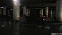 Sampah yang terbawa aliran banjir juga dibersihkan.