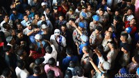 Pantauan detikcom di lokasi, sebelum keributan terjadi terlihat pergerakan massa naik ke lantai 1 lewat tangga yang berada di lobi hotel, Senin (10/2/2020) pukul 14.40 Wita. Tidak lama kemudian, dari lobi hotel terdengar teriakan.