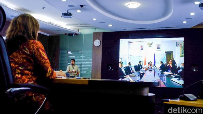 Dubes Indonesia untuk China Djauhari Oratmangun dalam telekonferensi di gedung Bina Graha, Jl Veteran, Jakarta Pusat.