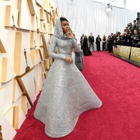 Gaun Ralph Lauren menemani penampilan Janelle Monae di Oscar 2020. Gaun tersebut bertabur 168 ribu kristal Swarovski. Mewah! Foto: Getty Images