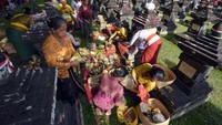 Upacara adat tersebut diawali dengan persiapan sesajen, persembahyangan bersama untuk memohon kelancaran kegiatan dan upacara penyucian bagi arwah-arwah pahlawan yang gugur di medan perang melawan penjajah. 