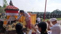 Dengan menggelar dua upacara, yakni upacara adat dan upacara nasional itu mereka meyakini terciptanya harmonisasi sesuai ajaran agama Hindu. Selain itu rasa persatuan dan kesatuan di antara warga mereka juga dapat terjaga melalui kegiatan adat tersebut.