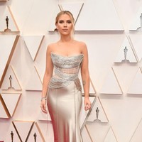 Scarlett Johansson memesona dalam balutan gaun metalik yang bagian atasnya transparan. Gaun dengan rok yang panjangnya menyapu lantai itu merupakan karya desainer Oscar de la Renta. Foto: Amy Sussman/Getty Images