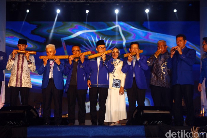 Begini Momen Pembukaan Kongres PAN Kongres PAN yang digelar Kendari, Sulawesi Tenggara (Sultra), resmi dibuka. Berikut foto-foto suasananya.