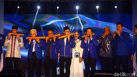Kongres PAN digelar di Lapangan Tugu Persatuan, Kendari, Senin (10/2/2020). Pantauan detikcom, 3 caketum PAN, Zulkifli Hasan (Zulhas), Asman Abnur, dan Dradjad Wibowo, duduk berjejer.