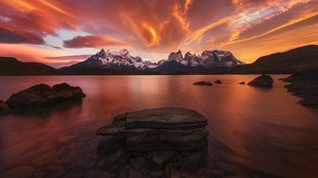 Matahari terbenam di Taman Nasional Torres del Paine di Chili terlihat dramatis di tangan fotografer Rodrigo Viveros. Rodrigo Viveros/The International Landscape Photographer of The Year.