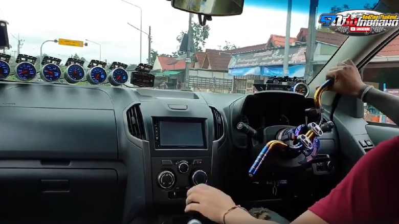 Setir mobil diganti setang motor Setir mobil diganti setang motor