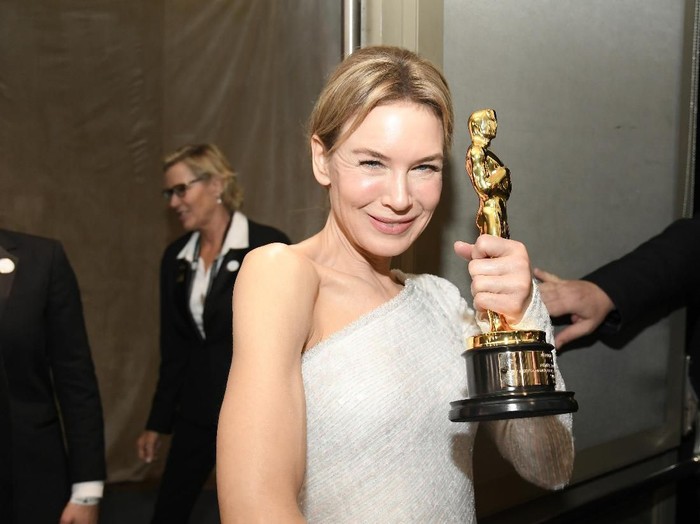 1205189850 HOLLYWOOD, CALIFORNIA - FEBRUARY 09: Renée Zellweger, Oscar winner for Actress in a Leading Role for Judy, attends the 92nd Annual Academy Awards Governors Ball at Hollywood and Highland on February 09, 2020 in Hollywood, California. (Photo by Kevork Djansezian/Getty Images)