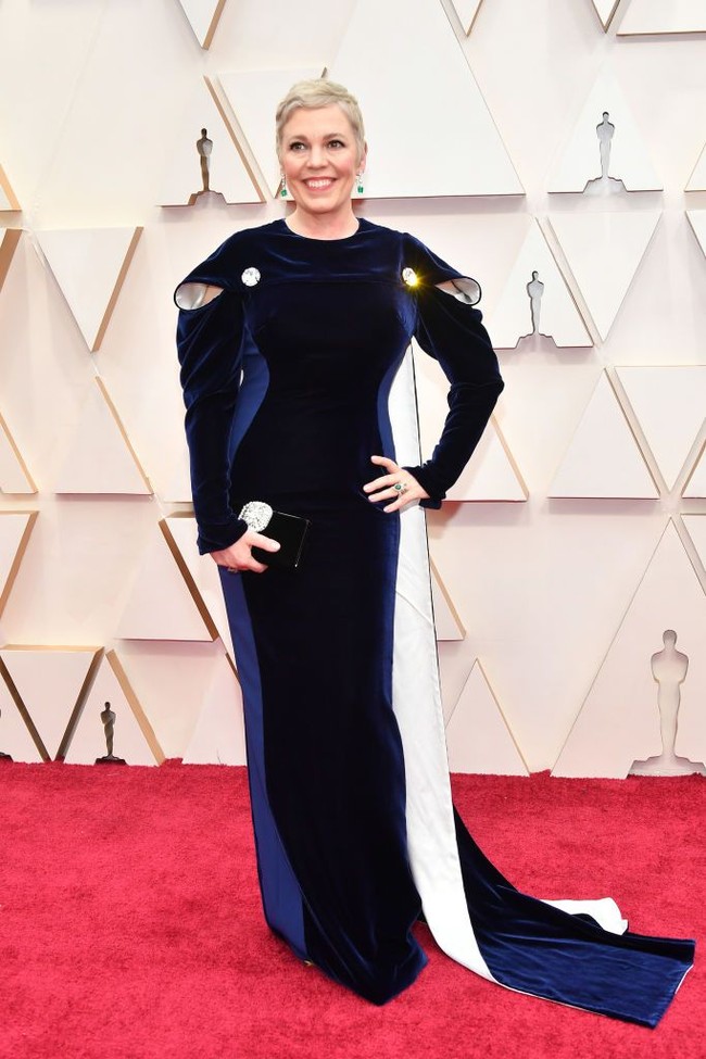 Gaun bernuansa futuristik rancangan Stella McCartney tampaknya bukan pilihan terbaik untuk Olivia Colman untuk tampil memukau di red carpet Oscar 2020. Ia terlihat seperti tenggelam dalam busana yang dia kenakan sendiri. Foto: Getty Images