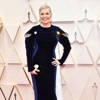 Gaun bernuansa futuristik rancangan Stella McCartney tampaknya bukan pilihan terbaik untuk Olivia Colman untuk tampil memukau di red carpet Oscar 2020. Ia terlihat seperti tenggelam dalam busana yang dia kenakan sendiri. Foto: Getty Images