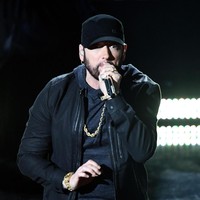 Eminem punya satu lagu yang membuatnya dapat gelar di Guinness World Records. Single-nya berjudul Rap Gdd menjadi lagu dengan jumlah kata terbanyak. Seperti dikutip dari Brightside, lirik lagunya mengandung 1.560 kata dalam durasi 6 ment 4 detik, sehingga rata-rata ada 4,28 kata yang dinyanyikan per detik. Foto: Kevin Winter/Getty Images
