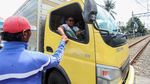 Bahaya! Perlintasan KA Rawa Buaya Tanpa Palang Pintu