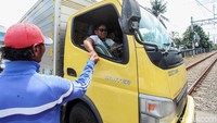 Warga yang melintas memberikan uang seikhlasnya kepada para relawan.