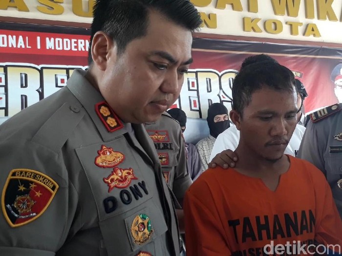 Seorang suami di Kecamatan Rejoso, Kabupaten Pasuruan, MS (28) menjual istrinya F (23) kepada 4 temannya. MS membiarkan istrinya bersetubuh dengan teman-temannya.
