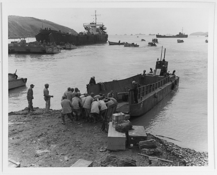 Proses evakuasi di Pulau Tachen (US National Archieves)