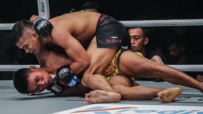 Eko Roni Saputra berjaya di ONE Championship yang dihelat di Istora Senayan, Jumat (7/2/2019). Petarung Indonesia itu mengalahkan Khon Sichan asal Kamboja.
