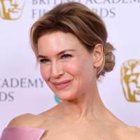Renee Zellweger mengungkap sering makan es batu sebagai camilan untuk menjaga perutnya tetap kenyang. Foto: Dok. Getty Images
