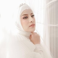 Aghnia memakai hijab bahan polycotton warna putih dengan tambahan inner lace. Wajah Aghnia yang flawless saat akad nikah hasil karya makeup artist Imel Vilentcia. Foto: instagram @byayudyahandari