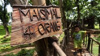 Taman itu juga dilengkapi dengan rumah pohon yang unik nan menarik. Agar fasilitas bermain di kawasan tersebut tetap terjaga dan tak mudah rusak, papan informasi terkait dengan aturan bermain di taman itu diletakan di sejumlah area di taman bermain tersebut.