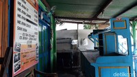Warung mi ayam Tumini terkenal di telinga pecinta mie ayam Yogyakarta. Warungnya berlokasi di pinggir Jalan Imogiri Timur, Kelurahan Giwangan, Kecamatan Umbulharjo, Kota Yogyakarta. Tepatnya di sebelah utara Terminal Bus Giwangan. Setiap hari mereka mampu menjual 350-500 porsi mi ayam. Bahkan, untuk menikmati semangkuk mi ayam Tumini, pengunjung harus rela mengantre.