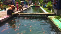 Adanya objek wisata ini berdampak positif bagi perekonomian warga sekitar, misalnya dengan munculnya warung kelontong di sekitar tempat wisata.  (Foto: Jauh Hari Wawan S/detikcom)