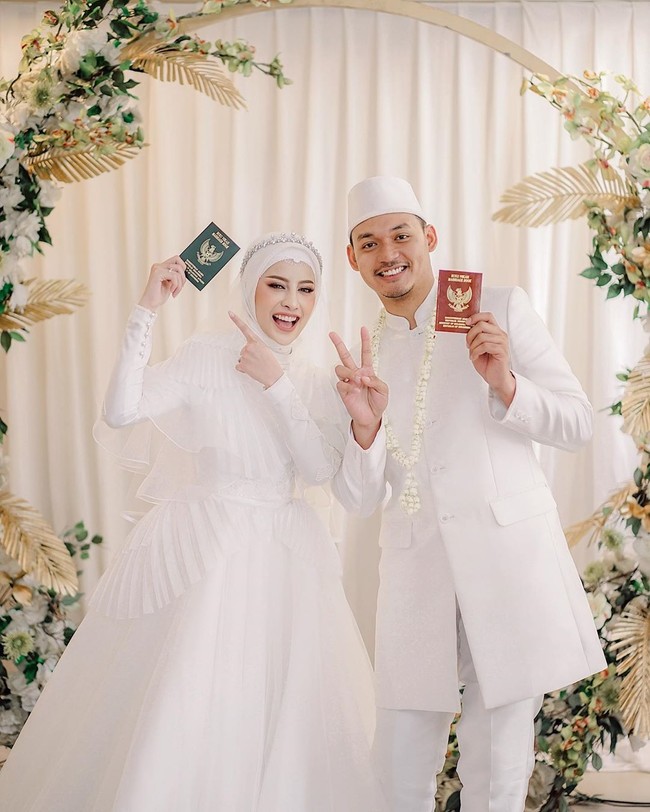Aghnia Punjabi yang mempunyai nama lengkap Hifdzan Silmi Nur Emyaghnia ini menikah dengan Reinukky Abidharma pada Minggu (9/2/2020) di Graha YKP Surabaya, Rungkut, Surabaya.  Foto: Dok. Instagram @aghniapunjabi
