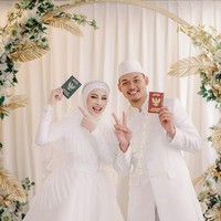 Aghnia Punjabi yang mempunyai nama lengkap Hifdzan Silmi Nur Emyaghnia ini menikah dengan Reinukky Abidharma pada Minggu (9/2/2020) di Graha YKP Surabaya, Rungkut, Surabaya.  Foto: Dok. Instagram @aghniapunjabi