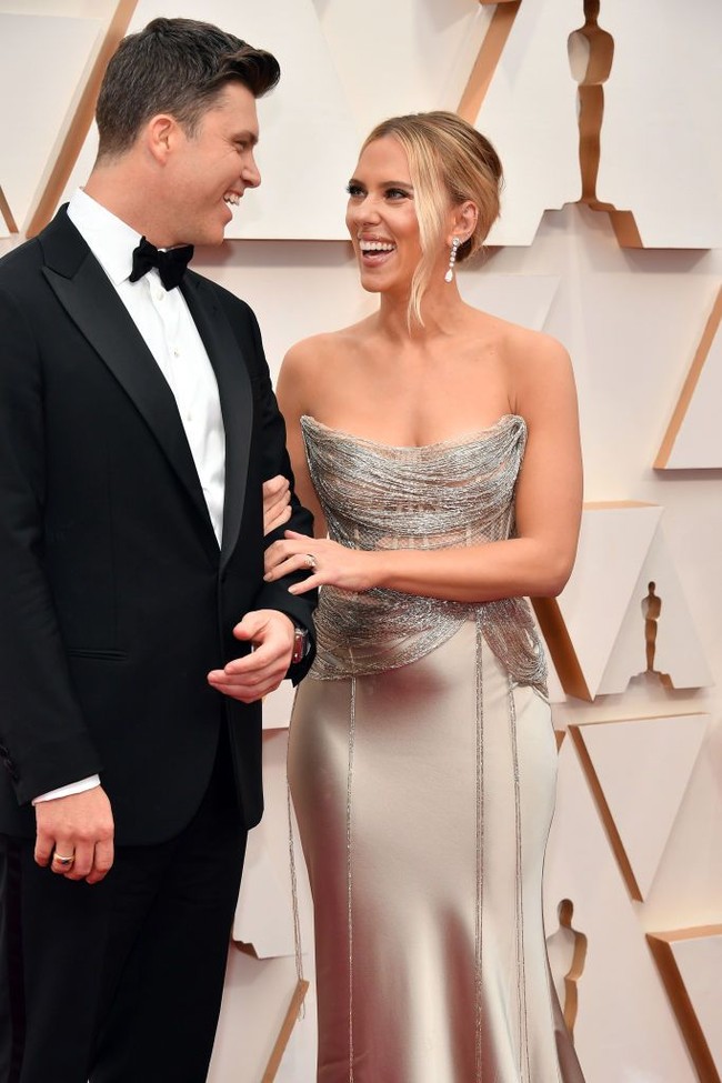 Scarlett Johansson hadir di ajang Academy Awards ke-92 yang digelar di Hollywood and Highland, Hollywood, California, Amerika Serikat, Minggu (9/2/2020) malam atau Senin (10/2/2020) pagi waktu Indonesia dengan ditemani tunangannya komedian Colin Jost. Foto: Amy Sussman/Getty Images