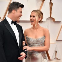 Scarlett Johansson hadir di ajang Academy Awards ke-92 yang digelar di Hollywood and Highland, Hollywood, California, Amerika Serikat, Minggu (9/2/2020) malam atau Senin (10/2/2020) pagi waktu Indonesia dengan ditemani tunangannya komedian Colin Jost. Foto: Amy Sussman/Getty Images