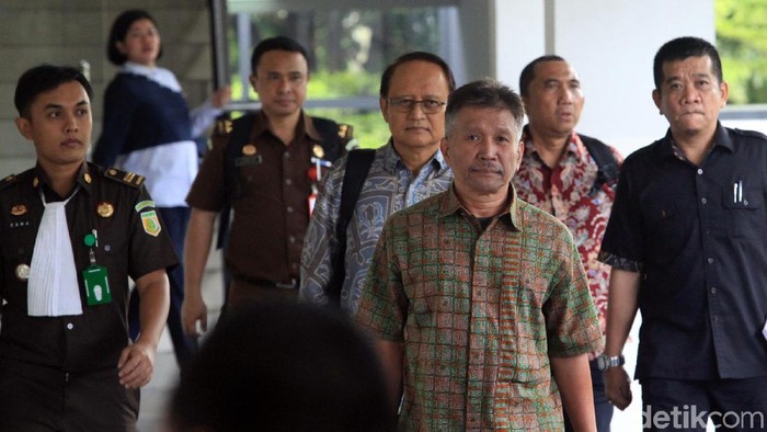 Dua tersangka kasus korupsi kondensat Rp 35 triliun, Raden Priyono dan Djoko Harsono menjalani sidang perdana. Sidang ini digelar di Pengadilan Tipikor, Jakarta