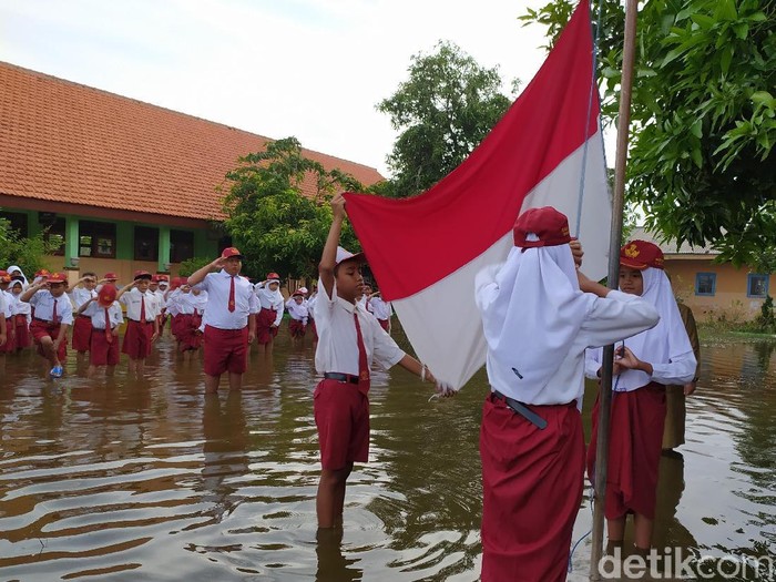 Banjir di sidoarjo menyebabkan dua sekolah banjir