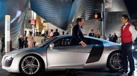 Audi R8, Iron Man. Tony Stark yang diperankan oleh Robert Downey Jr, dalam cerita Iron Man. Sang tokoh utama di film tersebut akan mengendarai Supercar Audi R8 V10 Spyder di film Iron Man.Foto: The Drive