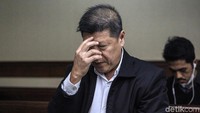 Begini ekspresi Kock Ming Kock usai divonis  1 tahun 6 bulan penjara dan denda Rp 100 juta subsider 3 bulan kurungan.