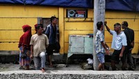 Penertiban dan penyegelan lokalisasi pun menarik perhatian dan menjadi tontonan warga.