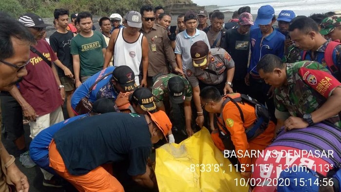DOK. SAR BALI/ Anggota TNI ditemukan meninggal di pantai Tabanan usai terseret arus sungai Yeh Ho