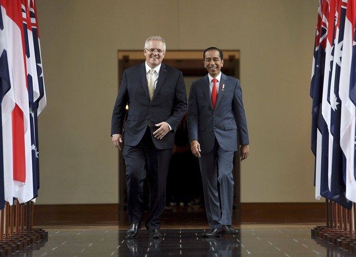 Semringahnya Jokowi di Canberra Presiden Jokowi menyambangi Gedung Parlemen Australia di Canberra. Disana, Jokowi disambut Perdana Menteri Australia Scott Morrison.