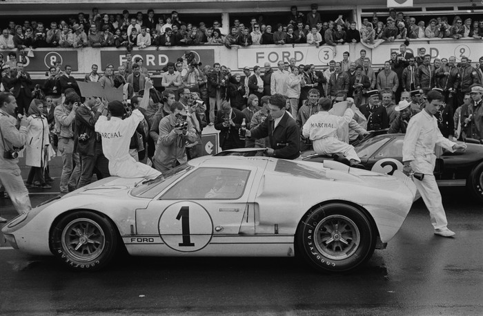 The Ford GT40 Mk II #1, Team Shelby American, driven by English racing driver Ken Miles (1918 - 1966) and New Zealand racing driver Denny Hulme (1936 - 1992) and the Ford GT40 Mk II #2, Team Shelby American, driven by New Zealand racing drivers Bruce McLaren (1937 - 1970) and Chris Amon (1943 - 2016) at the 24 Hours of Le Mans, the 34th Grand Prix of Endurance in Le Mans, France, 18th-19th June 1966. (Photo by Reg Lancaster/Daily Express/Hulton Archive/Getty Images)