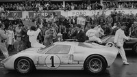 Ford tampil gemilang dalam balapan tersebut dengan merebut tiga posisi teratas. Pabrikan asal Amerika Serikat itu mengandalkan Ford GT40 Mk.II (Lancaster/Daily Express/Hulton Archive/Getty Images)
