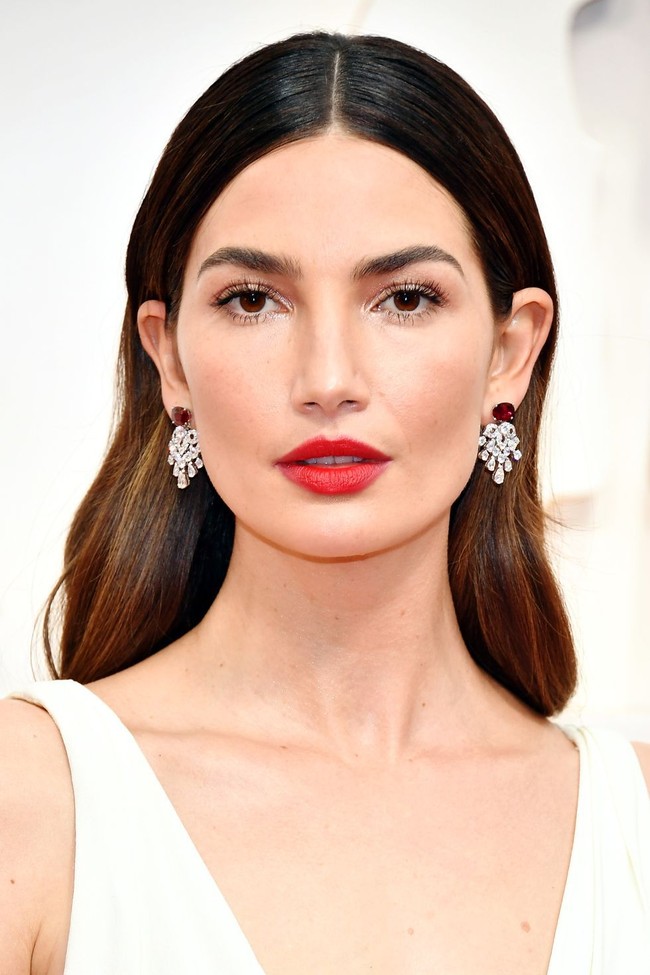Lipstik merah mendominasi karpet merah Oscars 2020. Model Victorias Secret Lily Aldridge menggunakan lipstik merah dengan riasan mata shimmery.  Foto: dok. Getty Images