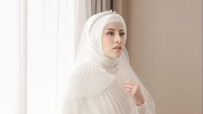 Inspirasi Pernikahan Serba Putih dan Adat Palembang ala Aghnia Punjabi