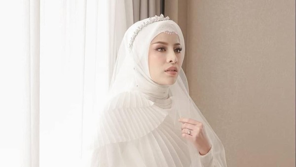 Inspirasi Pernikahan Serba Putih dan Adat Palembang ala Aghnia Punjabi