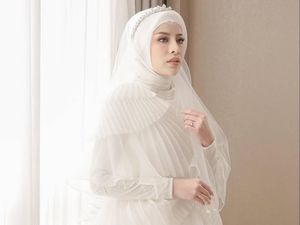 Inspirasi Pernikahan Serba Putih dan Adat Palembang ala Aghnia Punjabi
