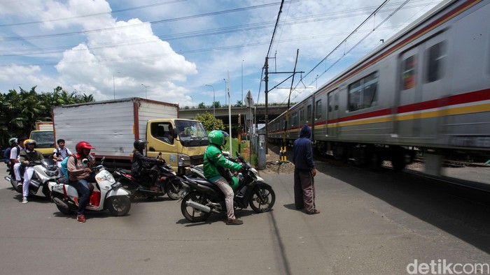 Bahaya, Perlintasan KA Rawa Buaya Tanpa Palang Pintu Otomatis Perlintasan kereta api tanpa palang pintu otomatis masih banyak dijumpai di sejumlah wilayah di Jakarta, salah satunya di Rawa Buaya. Perlintasan itu sangat berbahaya bagi pengendara.