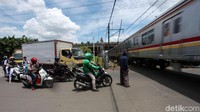 Kereta Communter Line melintas di kawasan Rawa Buaya, Jakarta, Senin (10/2/2020).