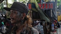 Mereka tidak bergantung kepada orang lain. Mencari rezeki dengan cara sendiri yang penting halal seperti membuka studio tatto, membuat kontrakan petakan dan membuka bengkel.