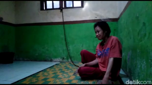 Ibu Satu Anak Hidup dengan Kaki Terbelenggu Rantai di Tegal