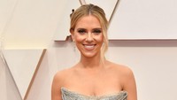 Bintang Black Widow itu tampil seksi dengan dress menerawang. Amy Sussman/Getty Images