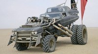 Gigahorse: Mad Max Furry Road. Mercedes Limousine dengan bentuk tak biasa, 1959 Cadillac Devilles bernama Gigahorse, mobil perang Doof Wagon.Foto: Warner Bross