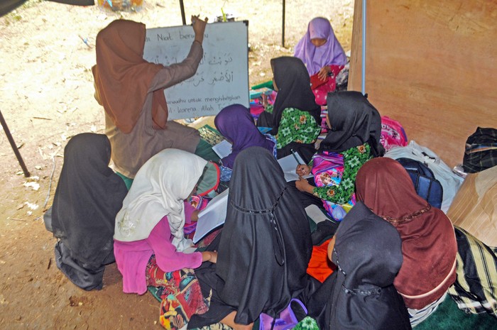 Siswa di Lebak Belajar di Tenda Pascabanjir bandang Siswa di Madrasah Ibtidiyah (MI) Mathlaul Anwar, Lebak, Banten, belajar di tenda. Hal itu terjadi karena bangunan sekolah rusak akibat diterjang banjir bandang.